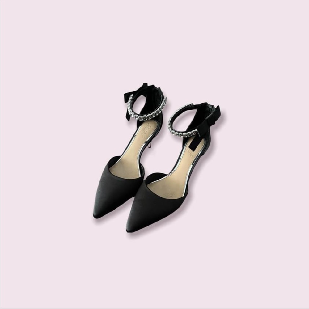 Jewel Badgley Mischka Jaycee
Zip Back Heels -Black
